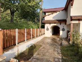 Gölcük Eriklitepe Milli Parkı yolu üzerinde Dağevi